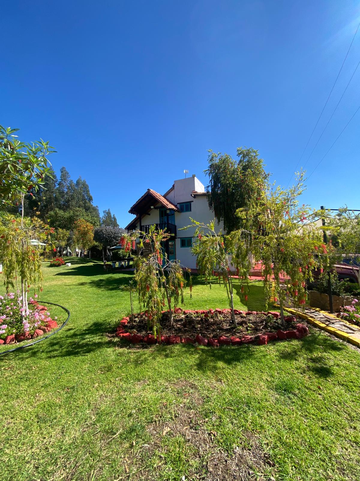 Jardines y casa del centro campestre Manantial de Alegría en Firavitoba, Boyacá